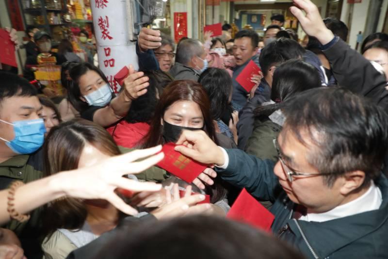 首廟天壇「天公生」發放開運紅包台南市長黃偉哲向玉皇大帝祝壽祈求國泰民安市運昌隆