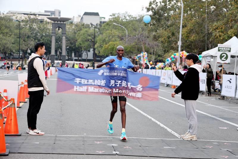 古都半程馬35國外籍選手共襄盛舉 2.3萬跑者經15處臺南古蹟