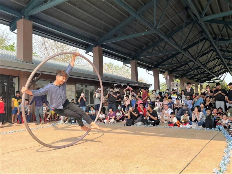 千人相揪逛市集 街頭藝人齊聚潮好玩幸福村