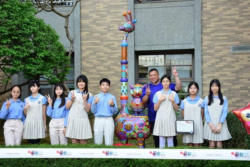 當代藝術家洪易典藏作品《長景祿》 進駐華盛頓小學美學校園 