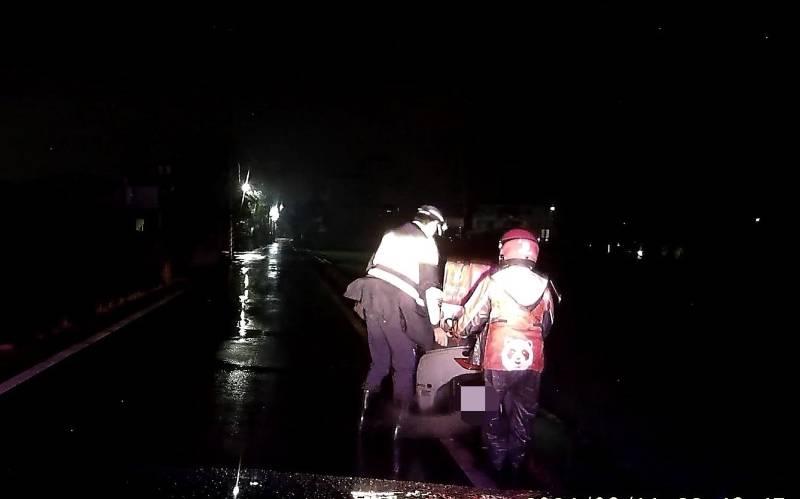 女外送員大雨慘摔「跌」進水溝 暖警即刻救援