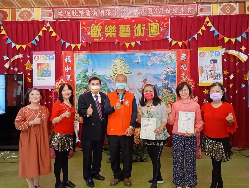 歡樂藝術團為佳里榮家住民長輩熱舞歡唱祝壽