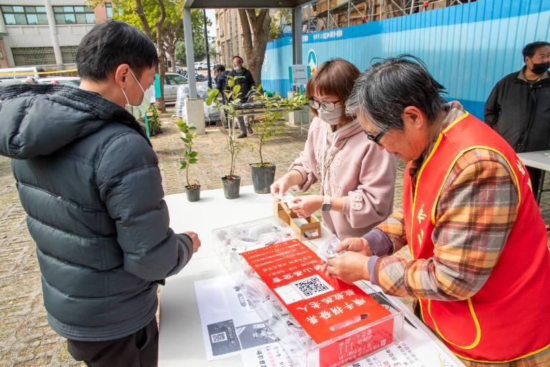 金門首場贈苗活動登場 民眾踴躍兌換做公益