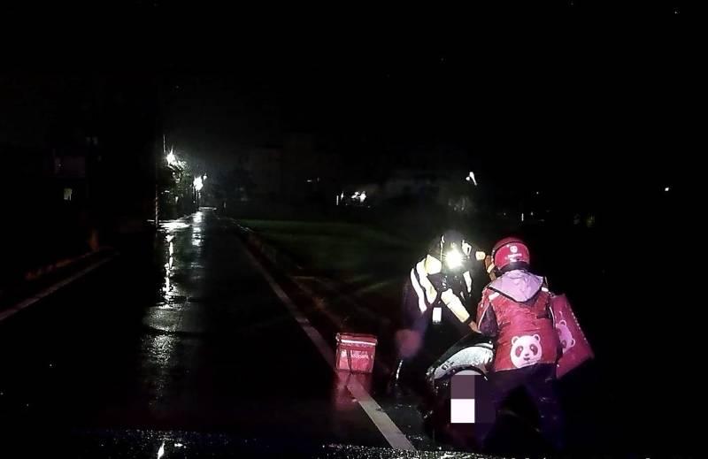 女外送員大雨慘摔「跌」進水溝 暖警即刻救援