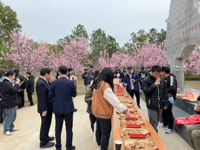 金大百株櫻花盛開  工管系師生與日學者野餐交流