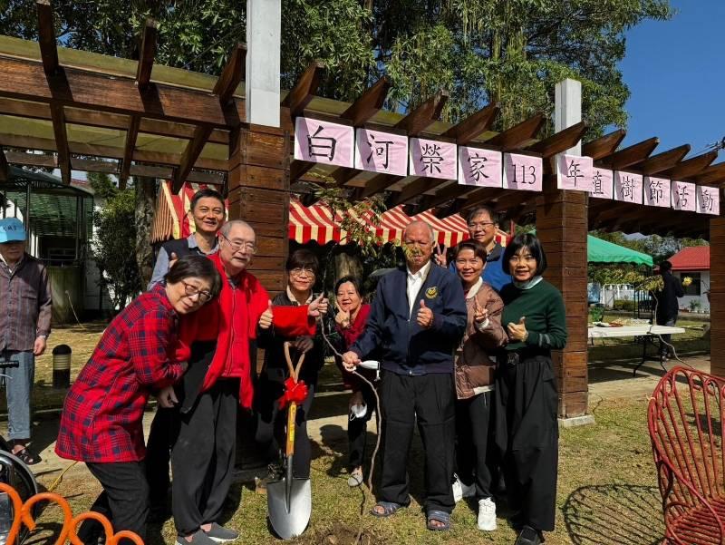 響應植樹節 白河榮家住民員工齊種樹綠美化家園