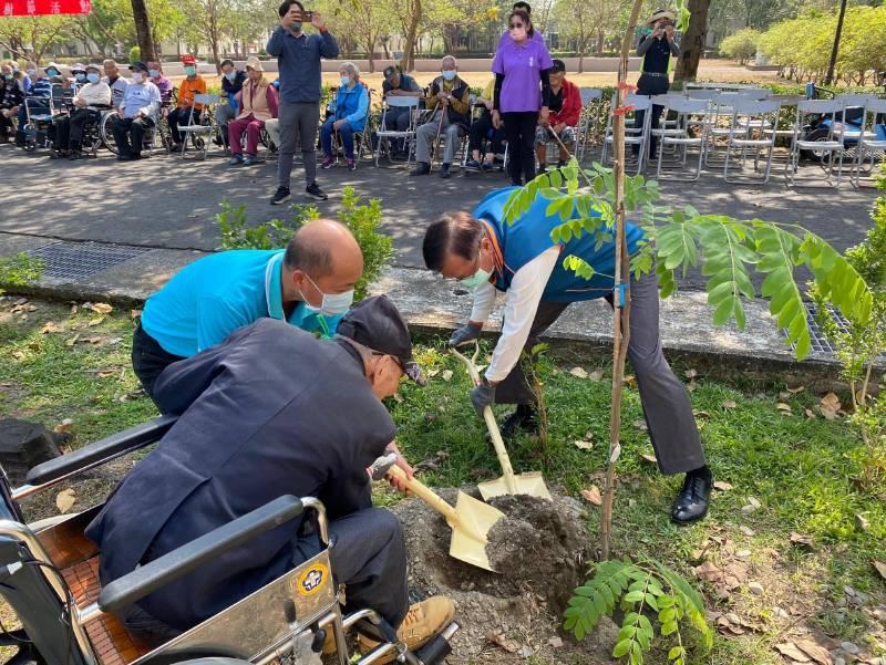 屏東榮家緬懷國父提倡造林 住民老少攜手植樹誌念