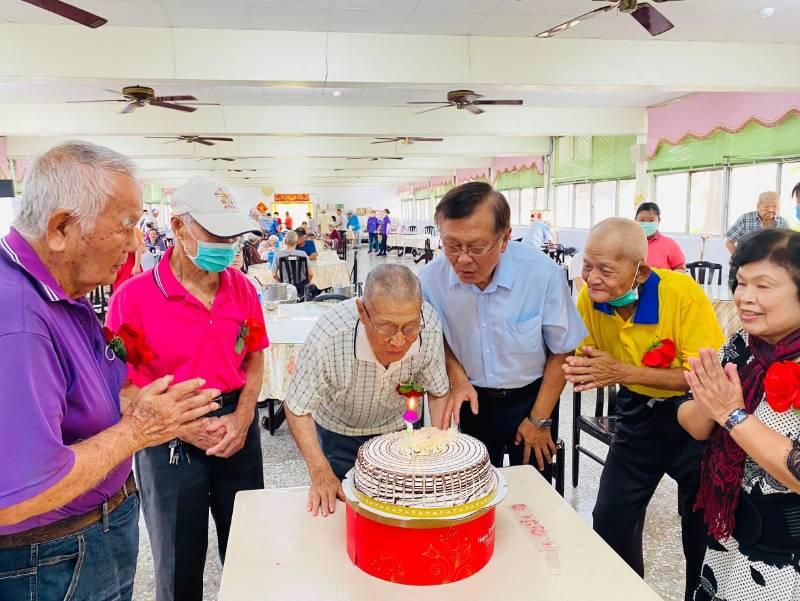 屏東榮家溫馨歡欣慶祝71周年家慶