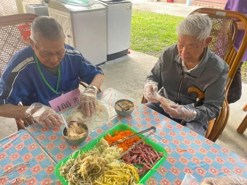 屏東榮家手做潤餅 住民長輩樂開懷