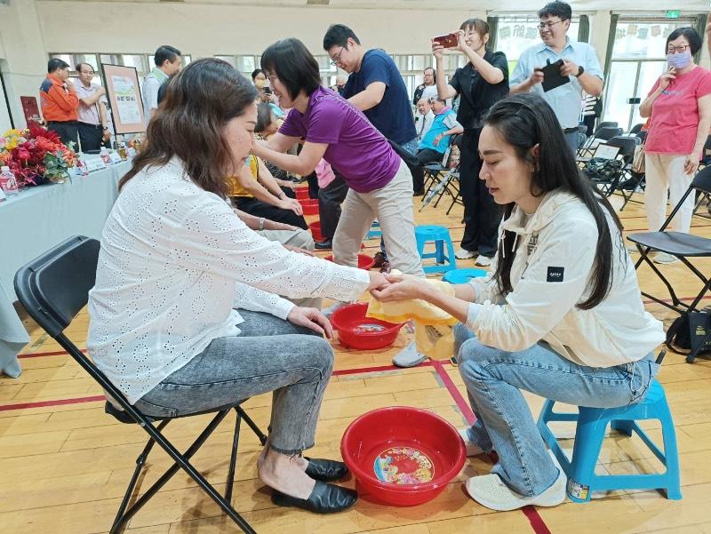 臺南市府城防癌抗癌健康協會第6年辦理「百善孝為先-弘揚孝道三部曲活 動」  市議員曾之婕為母親示範這三部曲