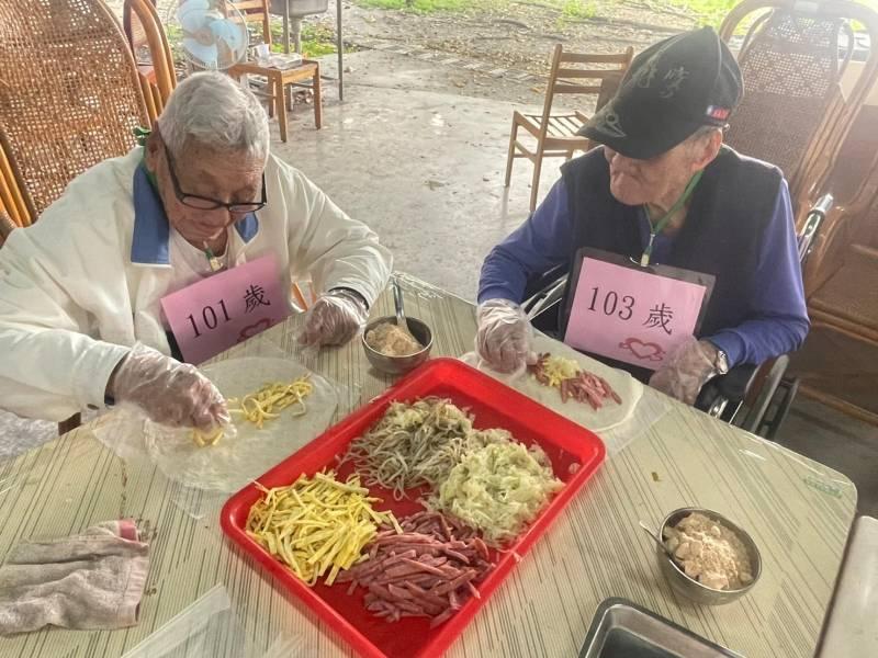 屏東榮家手做潤餅 住民長輩樂開懷