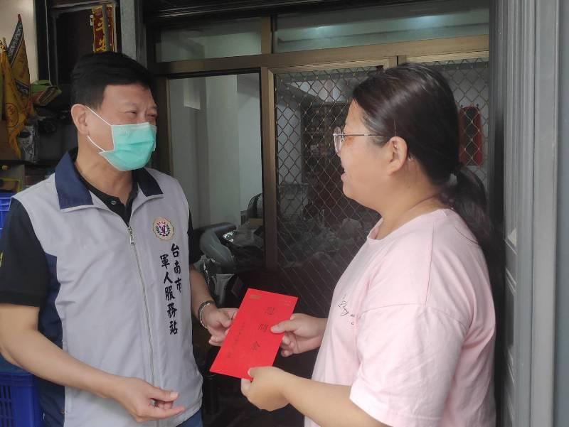 台南軍人服務站慰問車禍受傷國軍軍官