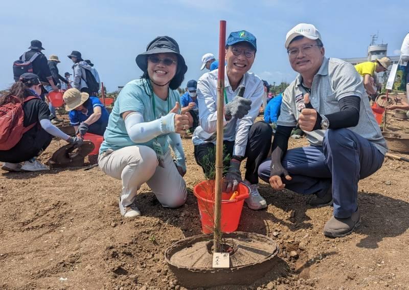 慈心基金會攜手澎湖縣政府從陸上「種樹」到海下，共築海洋生態圈