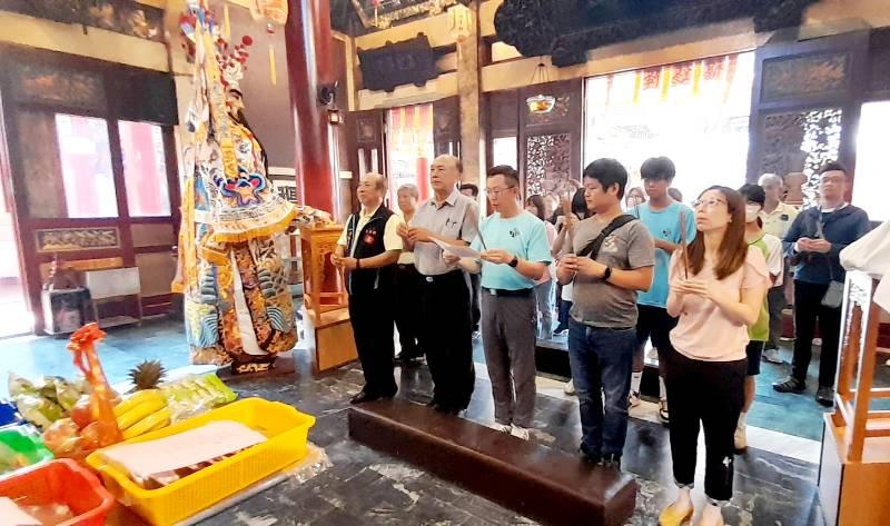 九份子國中小前往海尾朝皇宮 為首屆國三生會考祈福