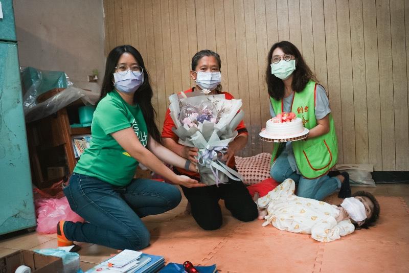 不凡的母愛：獨顧臥床女兒27年 創世獻祝福 首度母親節