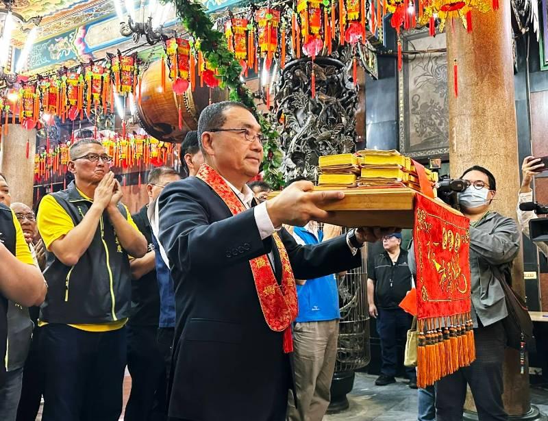 板橋慈惠宮媽祖遶境起駕 侯友宜點起馬炮、祈求保佑平安無災