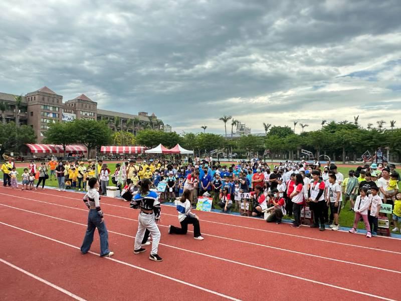 北台南家扶辦戶外運動會 百對親子溫暖相隨 餵食布丁表逹反哺恩情 