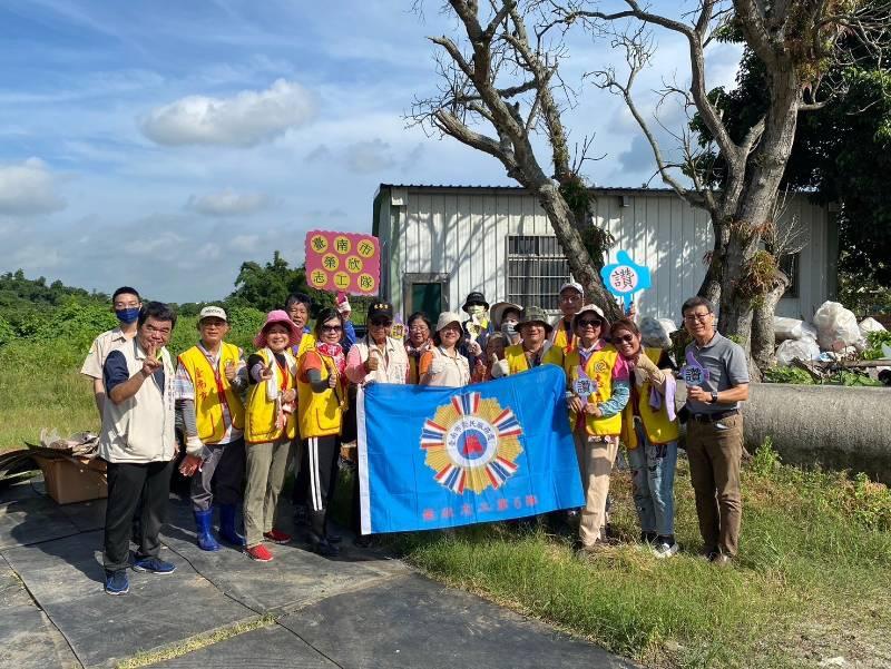 臺南榮欣志工隊不畏烈日 清理弱勢遺眷住家環境