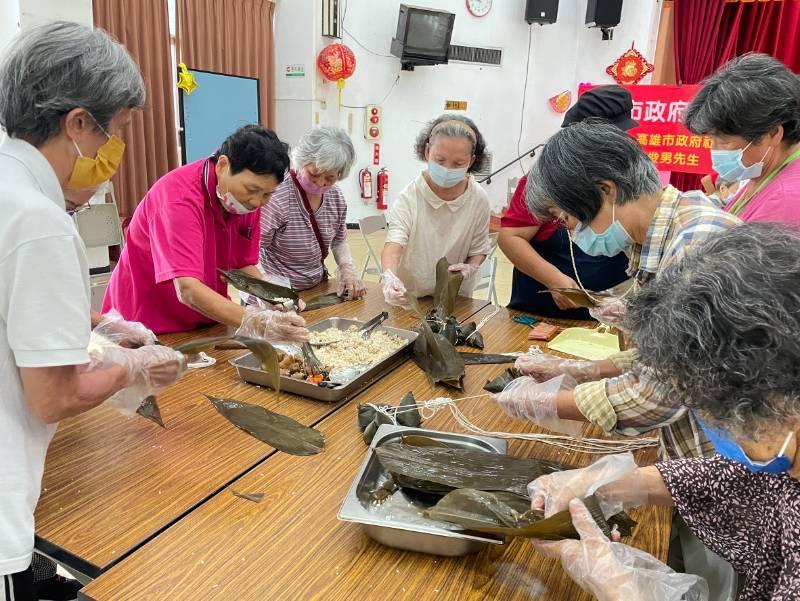 林志誠議員聯手仁愛之家 端前夕綁粽關懷長者