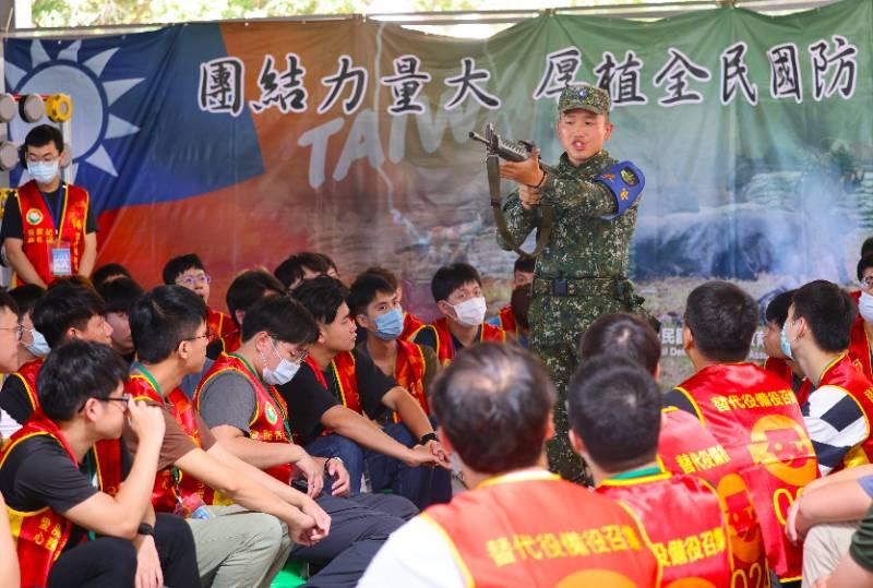 台南軍人服務站陪同市府贈首梯替代役備役男射擊訓練慰勞金