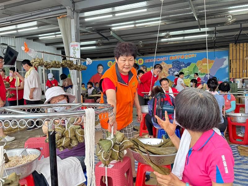 家扶佳里展愛隊親子同心綁出有人情味ㄟ粽 回饋受助之恩