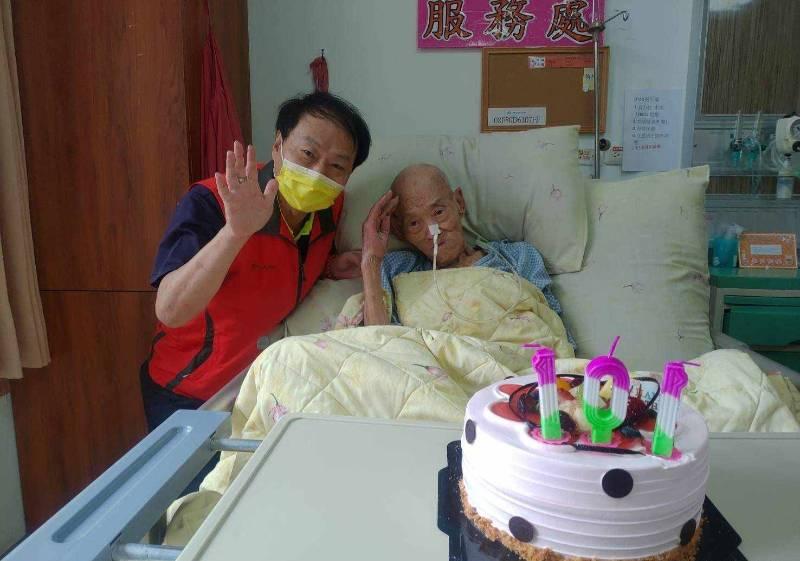 101歲榮民爺爺嵩壽 屏東榮服處齊祝慶賀