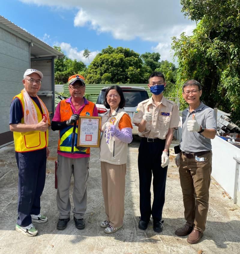 臺南榮欣志工隊不畏烈日 清理弱勢遺眷住家環境