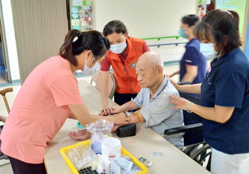 佳里榮家年度住民健檢 落實守護住民健康