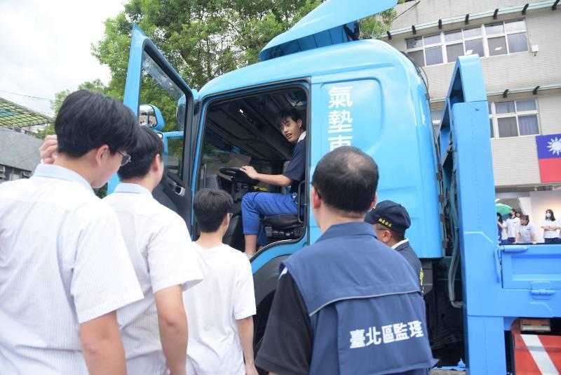 讓學生體驗有感交安 臺北區監理所攜手新北市貨運公會將大貨車開進新北校園  