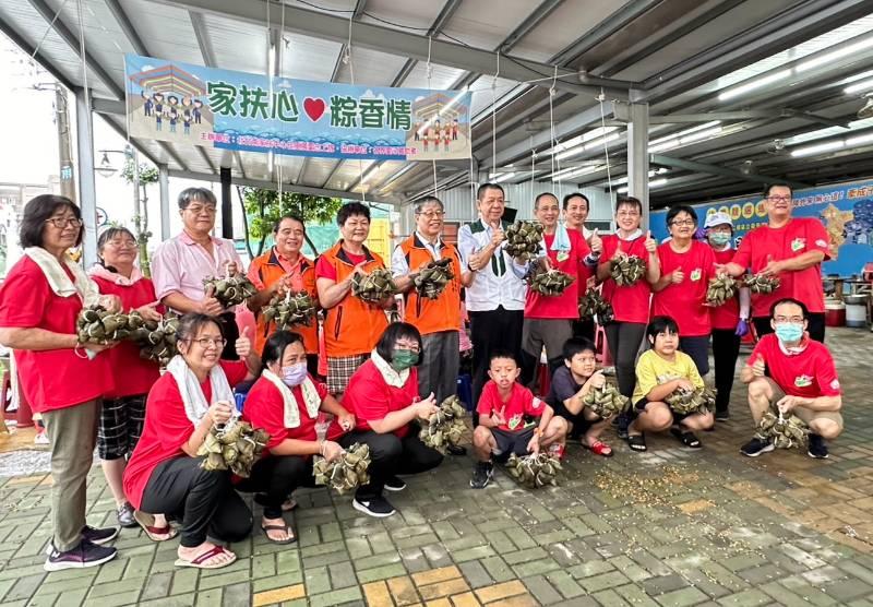 家扶佳里展愛隊親子同心綁出有人情味ㄟ粽 回饋受助之恩