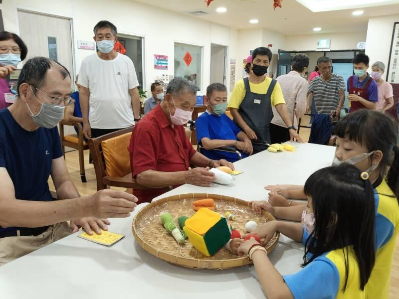 臺南榮家與幼園童餐盤桌遊PK賽 老幼共融樂開懷 