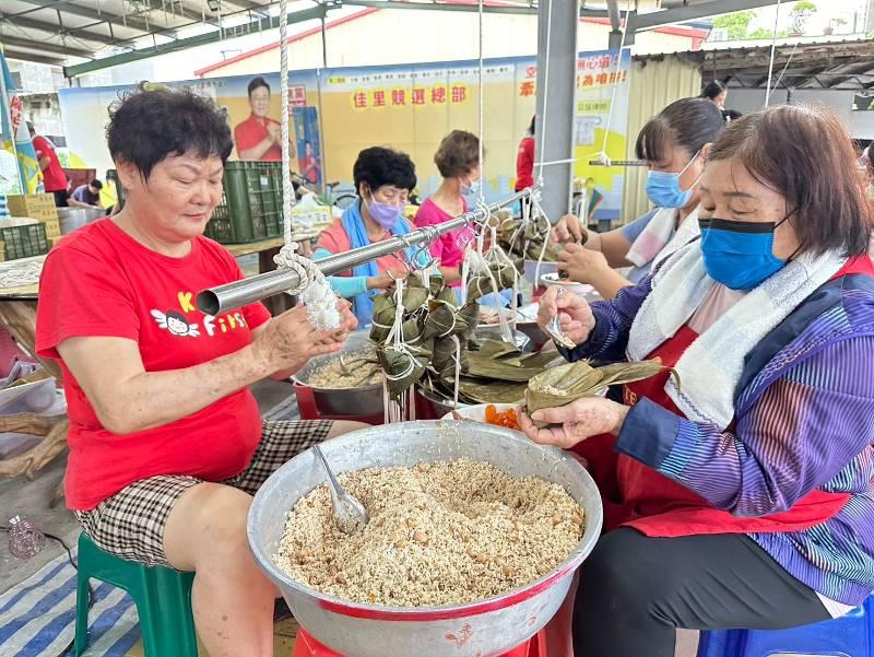 家扶佳里展愛隊親子同心綁出有人情味ㄟ粽 回饋受助之恩