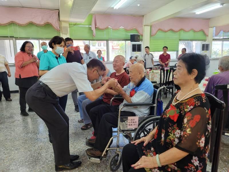 屏東榮家溫馨6月份慶生 齊慶平平安安過好日