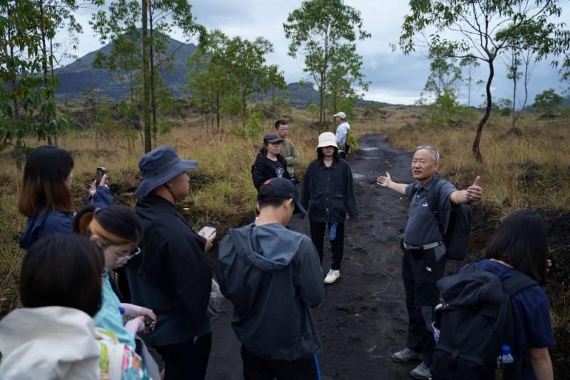 巴杜爾火山實地考察 南大學生從課堂到火山腳下國際學習