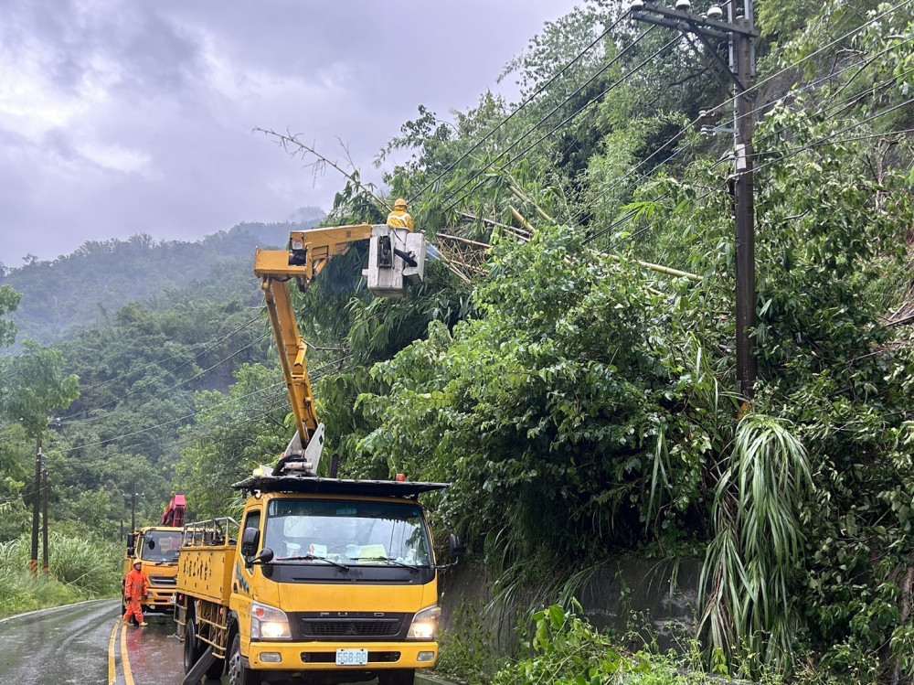 凱米颱狂襲臺南逾9萬戶停電 台電台南＋新營2區處全力搶修復電