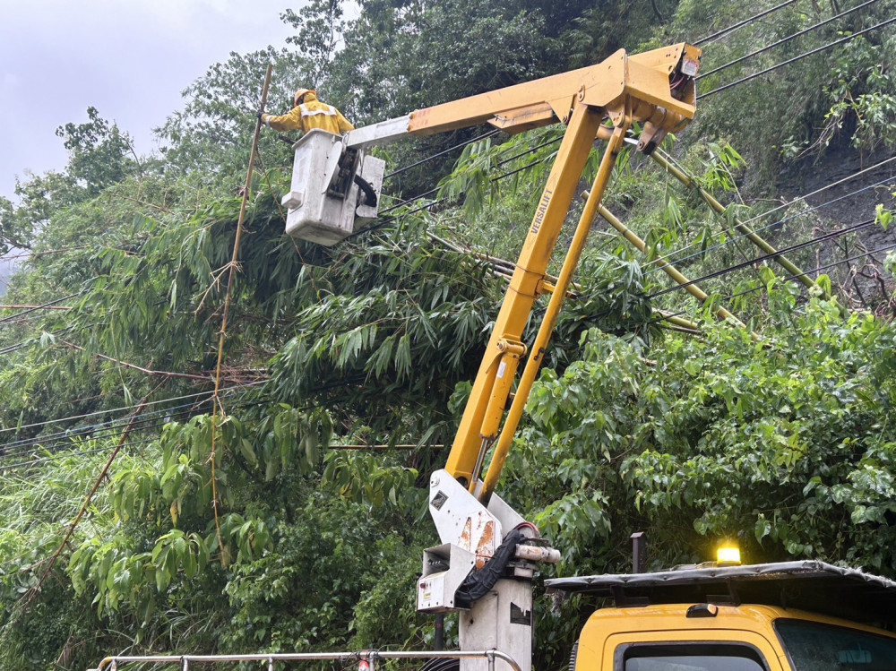 凱米颱狂襲臺南逾9萬戶停電 台電台南＋新營2區處全力搶修復電