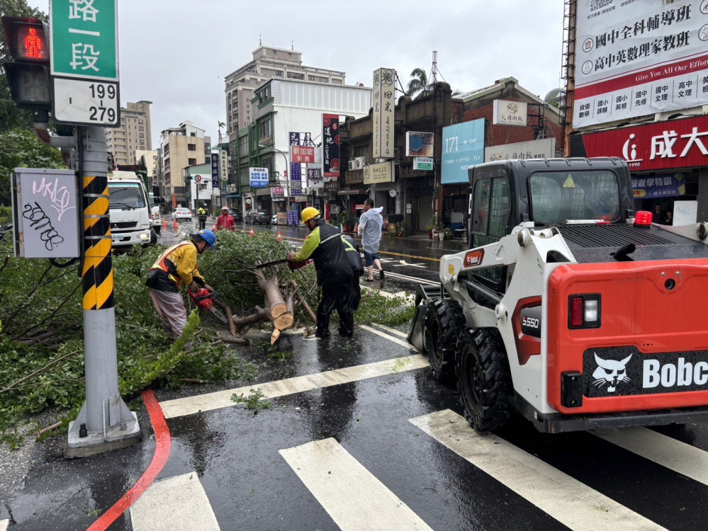 凱米颱來襲 南市路樹倒掉招牌 工務局緊急排除障礙 速恢復路況