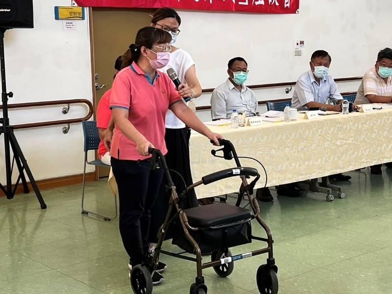 屏東榮家助步車輔具宣導 強化住民長輩行動安全