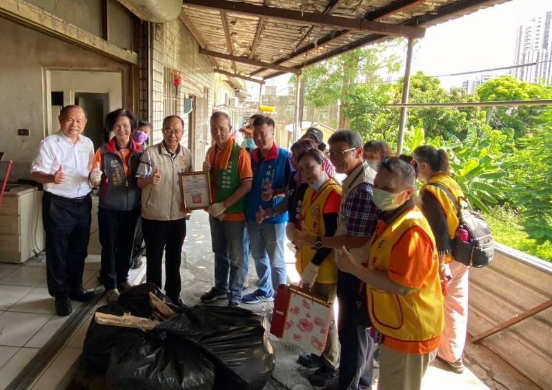 臺南榮欣志工不畏酷暑 攜手地區資源清理弱勢遺眷住家環境