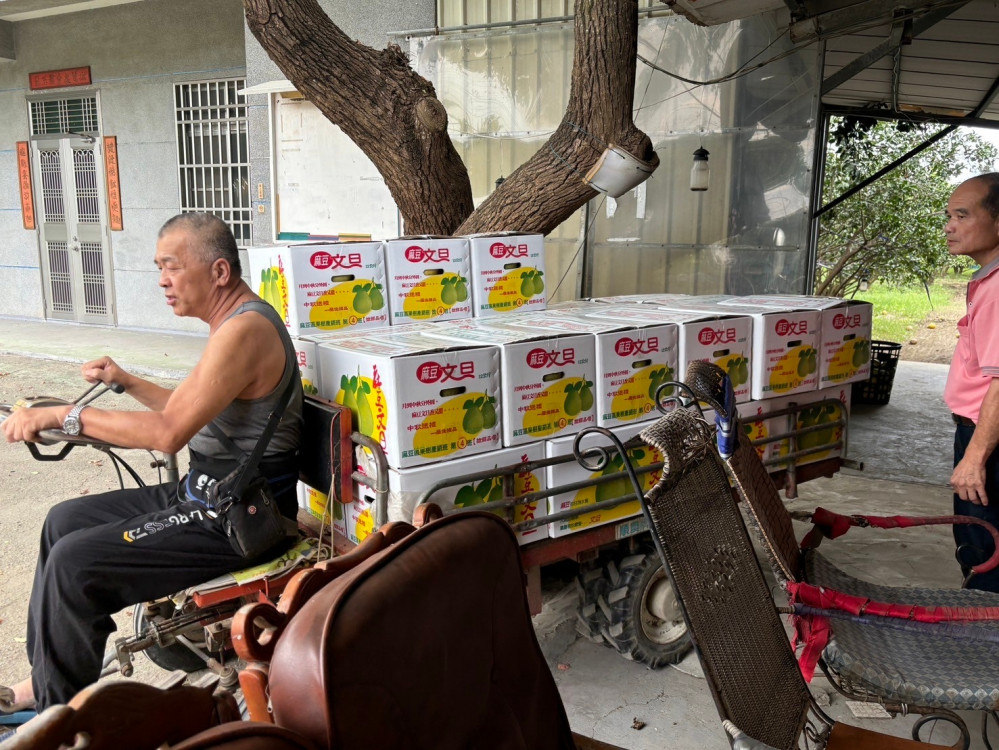 榮民李雅雄秋節前贈文旦 關懷白河榮家住民