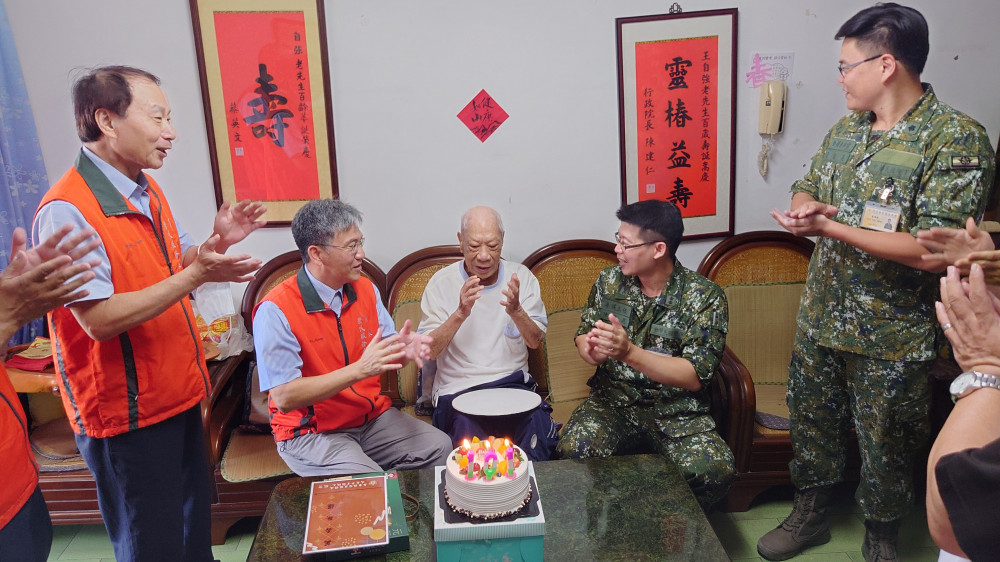 101歲人瑞榮民王自強嵩壽！屏東榮服處歡欣慶生