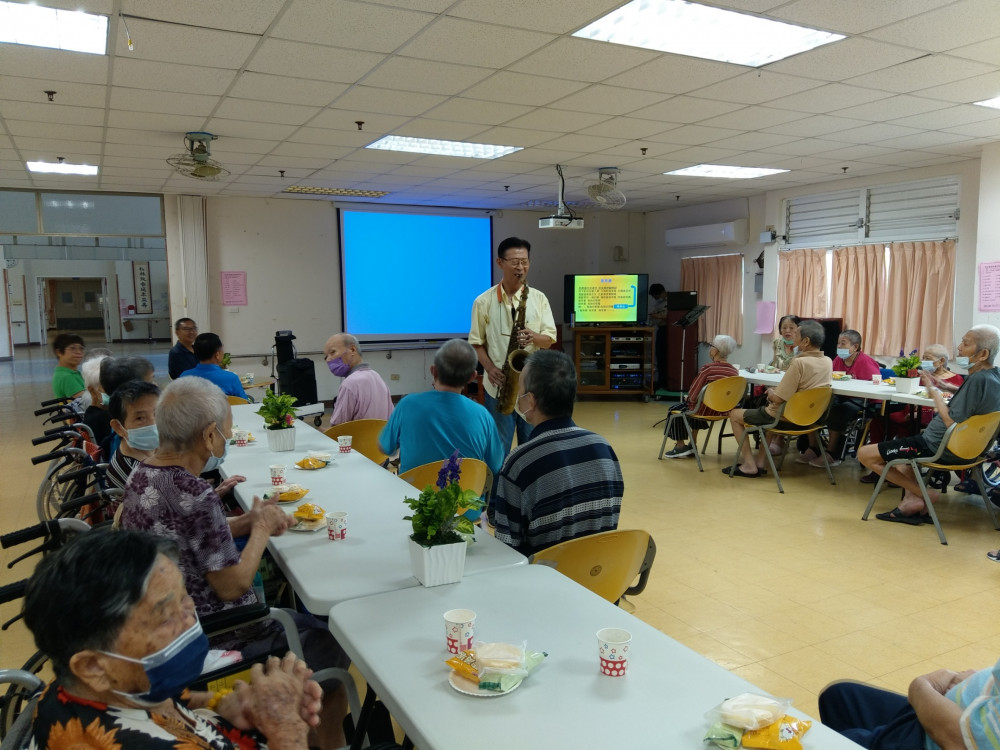 榮民張志範薩克斯風表演 與白河榮家住民歡樂共舞