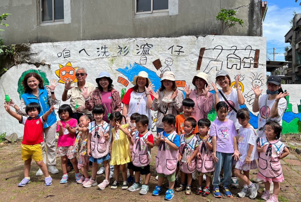 亮點課程融入在地色彩 新北市三芝幼兒園大手拉小手一同煥新洗衫㵠仔 