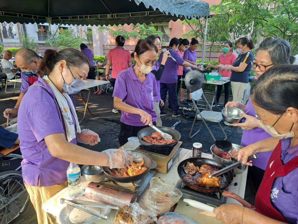 屏東榮家中秋烤肉樂  住民溫馨歡聚佳節