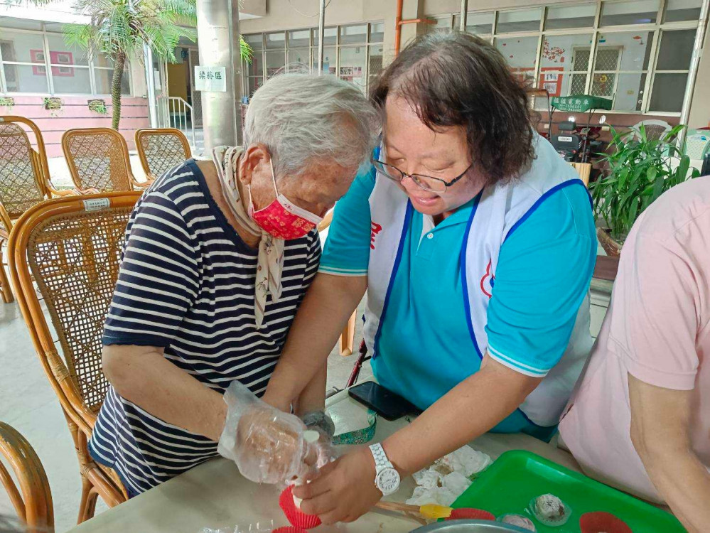 屏東榮家住民手做糕點  為中秋佳節做準備