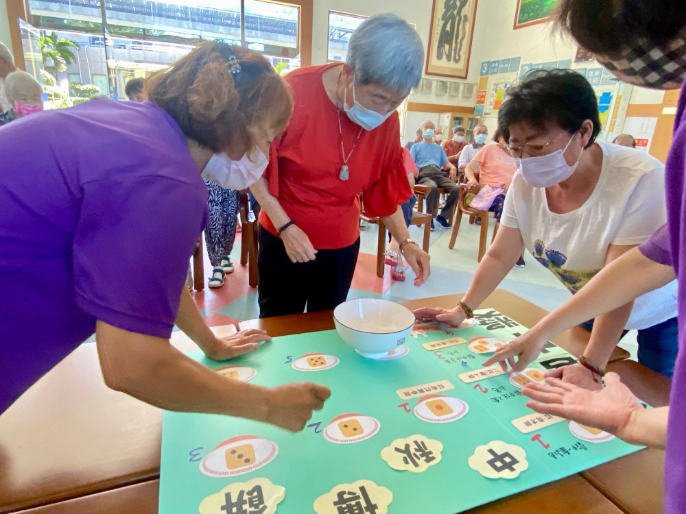 白河榮家中秋博餅登場！高齡長輩體驗歡樂開博