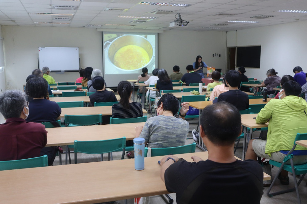 南市圖公園總館「書寫臺南講座」分享食衣住行風物文化