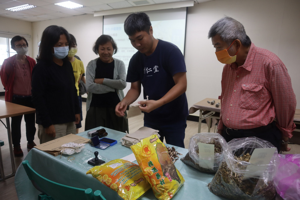 南市圖公園總館「書寫臺南講座」分享食衣住行風物文化