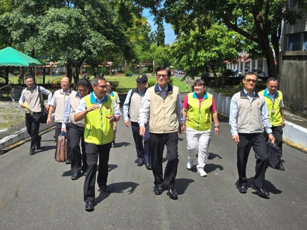 輔導會嚴德發主委秋節慰問白河榮家  關懷住民長輩