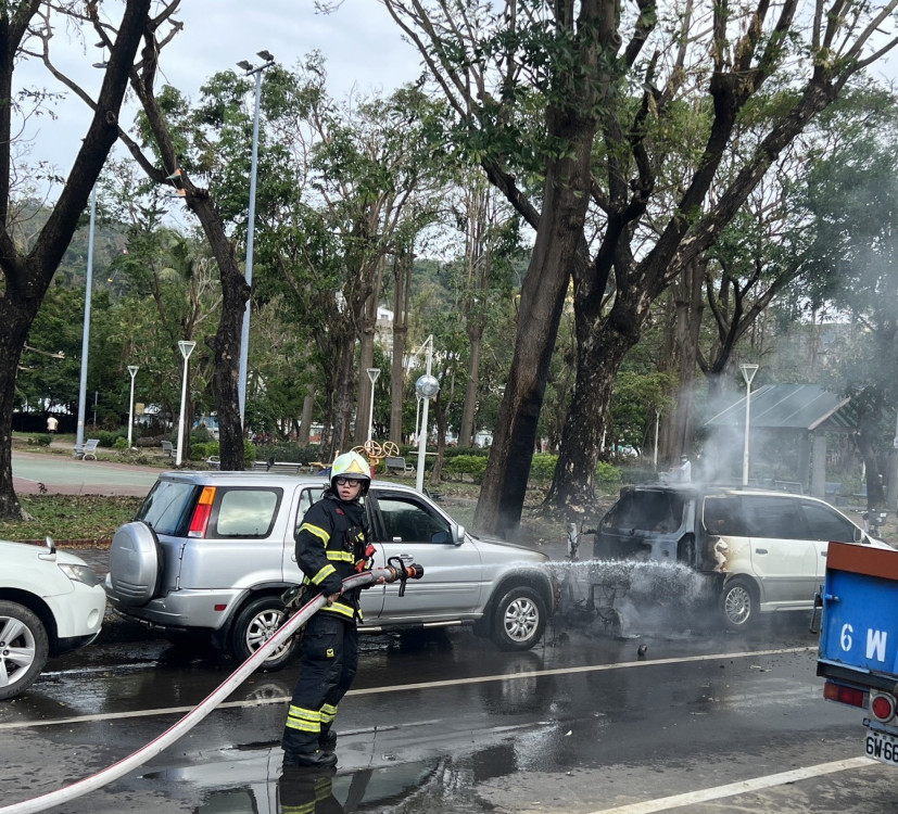 電動二輪車路邊突起火   鹽埕警消迅速撲滅避免災情擴大